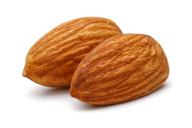 Beyaz arkaplanda izole edilmiş badem grubu