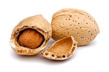 Beyaz arkaplanda izole edilmiş badem grubu