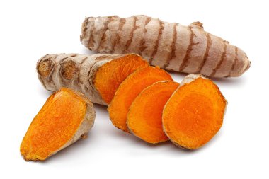 Beyaz arka planda izole edilmiş dilimleri olan taze zerdeçal.