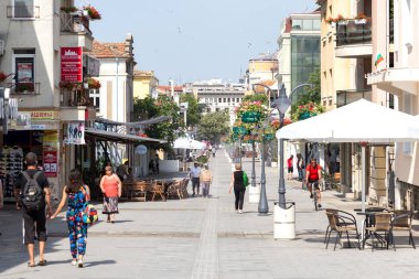 Burgas, Bulgaristan - 16 Haziran: İnsanlar erken sabah Burgaz, Bulgaristan için trafiğe kapalı ana caddelerinden biri 16 Haziran 2018 üzerinde dolaşmak.