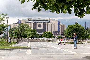 Sofia, Bulgaristan - 23 Haziran: İnsanlar Sofya, Bulgaristan Ulusal Kültür Sarayı önünde 23 Haziran 2018 üzerinde dolaşmak.
