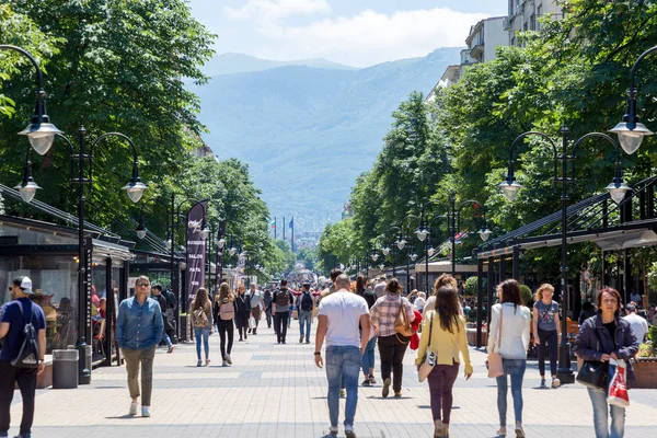Sofia Bulgaria Junio Gente Disfruta Del Tiempo Soleado Caminando Por —  Fotos de Stock