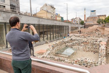 Sofia, Bulgaristan - 26 Haziran: 26 Haziran 2018 üzerinde Serdica'da arkeolojik karmaşık Sofya, Bulgaristan'ın antik kalıntıları keşfetmek turist.