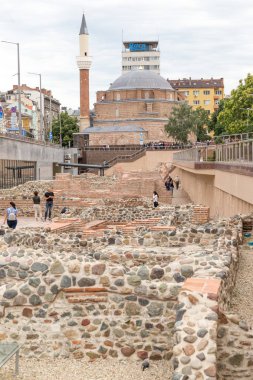 Sofia, Bulgaristan - 26 Haziran: 26 Haziran 2018 üzerinde Serdica'da arkeolojik karmaşık Sofya, Bulgaristan'ın antik kalıntıları keşfetmek turist.