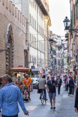 İtalya - Floransa - 3 Eylül: İnsanlar sokaklarda Floransa İtalya 3 Eylül 2018 tadını çıkarıyor.