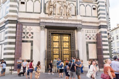 İtalya - Floransa - 3 Eylül: İnsanlar üzerinde 3 Eylül 2018 Floransa İtalya Floransa vaftizhane Gates of Paradise tadını çıkarıyor.