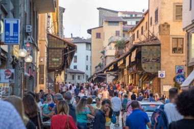 İtalya - Floransa - 4 Eylül: İnsanların kalabalıklar vardır yapmak yollarını yaya köprüsü Ponte Vecchio Floransa, Toskana, İtalya'da 4 Eylül 2018.