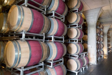 İtalya, Tuscan mahzeninde şarap varil.