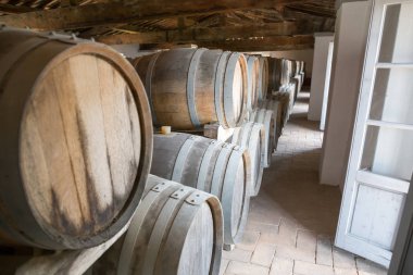 İtalya, Tuscan mahzeninde şarap varil.