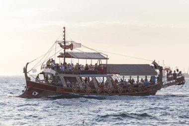 Thessaloniki, Yunanistan - 15 Eylül: Yolcu zevk vardır Thessaloniki Körfezi üzerinde 15 Eylül 2018 bir tekne bar turu.