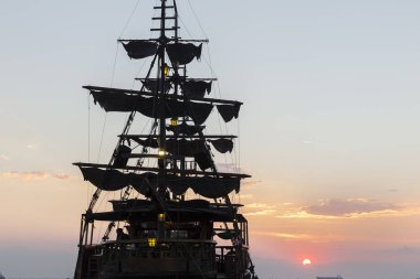 Sunset Bulvarında Thessaloniki limanda gördüm gemi yelken.