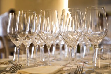 masanın üzerinde birçok boş şarap bardakları.