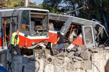 SOFYA, BULGARIA - SEPTEMBER 2, 2025: Bulgaristan 'ın Sofya Büyükelçiliği yakınlarındaki Romanya Büyükelçiliği yakınlarında bir tramvayın raydan çıkıp bir alt geçide çarpması ve ciddi hasara yol açması üzerine soruşturma başlatıldı.