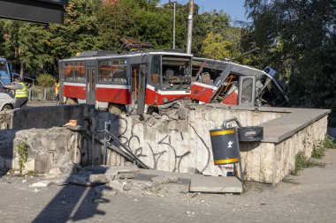 SOFYA, BULGARIA - SEPTEMBER 2, 2025: Bulgaristan 'ın Sofya Büyükelçiliği yakınlarındaki Romanya Büyükelçiliği yakınlarında bir tramvayın raydan çıkıp bir alt geçide çarpması ve ciddi hasara yol açması üzerine soruşturma başlatıldı.