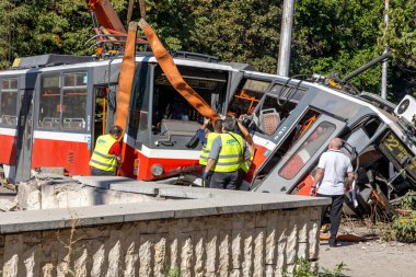 SOFYA, BULGARIA - SEPTEMBER 2, 2025: Bulgaristan 'ın Sofya Büyükelçiliği yakınlarındaki Romanya Büyükelçiliği yakınlarında bir tramvayın raydan çıkıp bir alt geçide çarpması ve ciddi hasara yol açması üzerine soruşturma başlatıldı.
