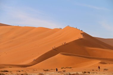 Namib Çölü Namibya'kırmızı dune tırmanma insanlar