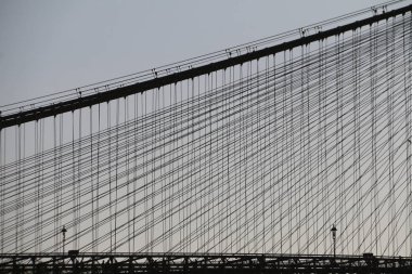 Brooklyn Köprüsü'nün sayaç bir ışık gün batımında parçası. New York şehri. NYC