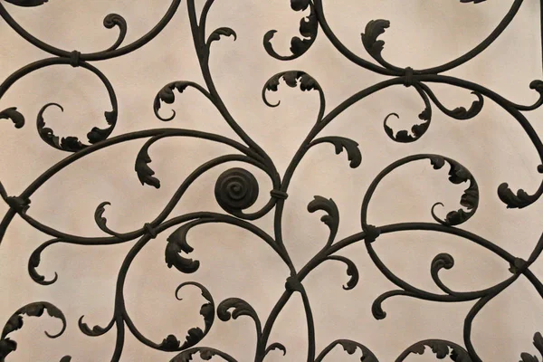 Красивая Декоративная Кованая Металлическая Решетка — стоковое фото