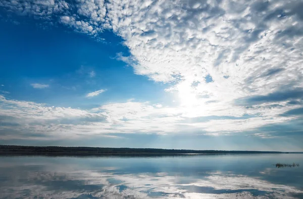 Ранок Світанку Березі Річки Відображення Блакитного Неба Річці Яскраве Відображення — стокове фото