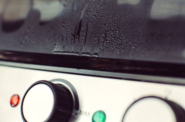 Elektrikli ızgarada et pişirin. Biftek pişirme sürecinde ızgara yüzeyinde doğal Buhar.