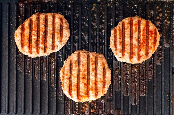 Saftiga kotletter bara kokta på en elektrisk grill. Nylagade kött biffar. Stekt kotletter i sin egen juice. — Stockfoto