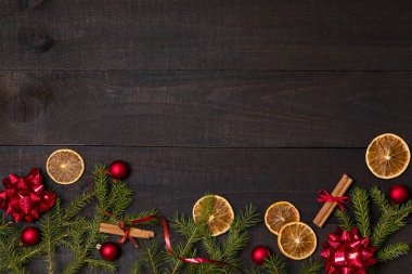 Karanlık rustik ahşap masa flatlay - Noel arka plan dekorasyon ve köknar dalı çerçeve ile. Kopya metin için boş alan ile üstten görünüm