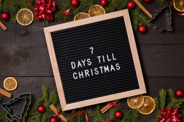 Noel geri sayım mektup tahtada karanlık rustik ahşap arka plan Christmas dekorasyon ve köknar çerçeve ile kadar yedi gün