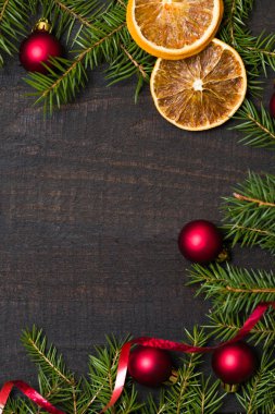 Karanlık rustik ahşap masa flatlay - Noel arka plan dekorasyon ve köknar dalı çerçeve ile. Kopya metin için boş alan ile üstten görünüm