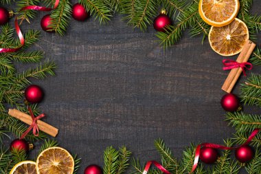 Karanlık rustik ahşap masa flatlay - Noel arka plan dekorasyon ve köknar dalı çerçeve ile. Kopya metin için boş alan ile üstten görünüm