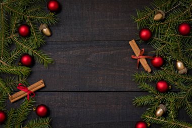 Karanlık rustik ahşap masa flatlay - Noel arka plan dekorasyon ve köknar dalı çerçeve ile. Kopya metin için boş alan ile üstten görünüm