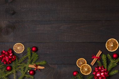 Karanlık rustik ahşap masa flatlay - Noel arka plan dekorasyon ve köknar dalı çerçeve ile. Kopya metin için boş alan ile üstten görünüm