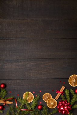 Karanlık rustik ahşap masa flatlay - Noel arka plan dekorasyon ve köknar dalı çerçeve ile. Kopya metin için boş alan ile üstten görünüm