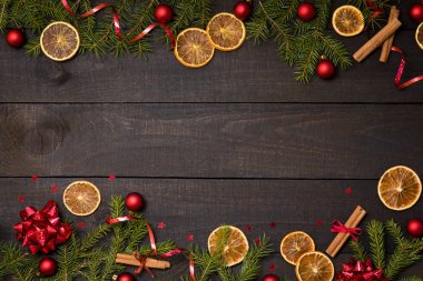Karanlık rustik ahşap masa flatlay - Noel arka plan dekorasyon ve köknar dalı çerçeve ile. Kopya metin için boş alan ile üstten görünüm
