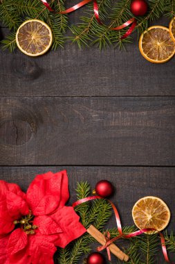 Karanlık rustik ahşap masa flatlay - Noel arka plan dekorasyon ve köknar dalı çerçeve ile. Kopya metin için boş alan ile üstten görünüm
