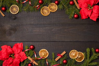 Karanlık rustik ahşap masa flatlay - Noel arka plan dekorasyon ve köknar dalı çerçeve ile. Kopya metin için boş alan ile üstten görünüm