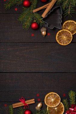 Karanlık rustik ahşap masa flatlay - Noel arka plan dekorasyon ve köknar dalı çerçeve ile. Kopya metin için boş alan ile üstten görünüm