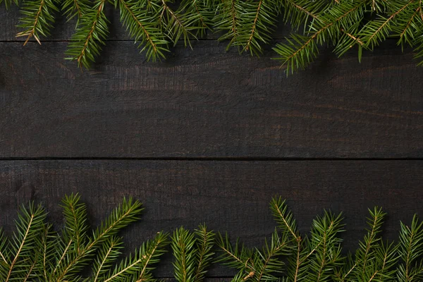 Mörka Rustika Bord Trä Flatlay Jul Bakgrund Med Gröna Fir — Stockfoto