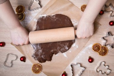 Zencefilli kurabiye adam, yapma Noel gingerbread çerezleri, çerez kesici, ev yapımı geleneksel Noel tatlı ekmek hamur, haddeleme.