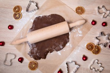 Zencefilli kurabiye adam, yapma Noel gingerbread çerezleri, çerez kesici, ev yapımı geleneksel Noel tatlı ekmek hamur, haddeleme.