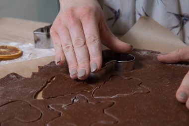 Noel kurabiyeleri Noel kurabiyesi, yapma gingerbread erkekler, pişirme, kesme ev yapımı geleneksel tatlı.