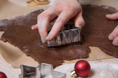 Noel kurabiyeleri Noel kurabiyesi, yapma gingerbread erkekler, pişirme, kesme ev yapımı geleneksel tatlı.