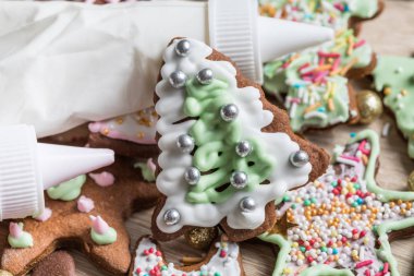 Noel kurabiyeleri krema, zencefilli kurabiye adam pişirme, Noel süs yapma cookie, geleneksel ev yapımı tatlılar.