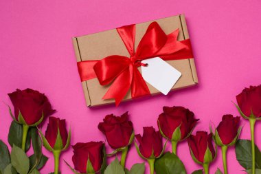 Sevgiliye arka plan, sorunsuz pembe arka plan kırmızı güller, Hediyelik şerit yay etiketi, ücretsiz kopya metin alanı