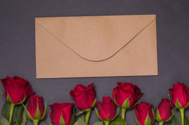 Sevgiliye arka plan, kırmızı gül, mesaj, ücretsiz kopya metin alanı ile sorunsuz siyah arka plan