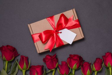 Sevgililer günü Hediyelik şerit yay etiketi, sorunsuz siyah arka plan kırmızı gül, özgür kopya metin alanı