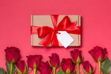 Sevgililer günü romantik hediye şerit yay etiketi, sorunsuz kırmızı arka plan kırmızı gül, özgür kopya metin alanı