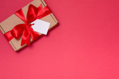 Sevgililer günü romantik hediye şerit yay etiketi, sorunsuz kırmızı arka plan kırmızı gül, özgür kopya metin alanı