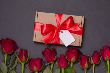 Sevgililer günü Hediyelik şerit yay etiketi, sorunsuz siyah arka plan kırmızı gül, özgür kopya metin alanı