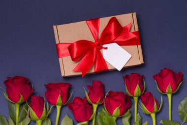 Sevgililer günü romantik hediye şerit yay etiketi, kesintisiz mavi arka plan kırmızı gül, özgür kopya metin alanı