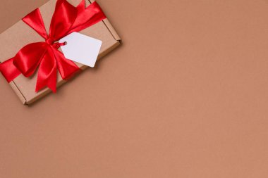 Sevgililer günü romantik hediye şerit yay etiketi, sorunsuz çıplak arka plan kırmızı gül, özgür kopya metin alanı